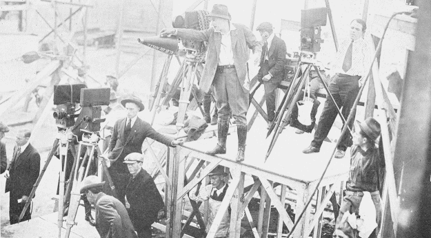 Файл:Cecil b de mille directing.png