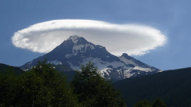 Файл:Lenticular cloud.jpg