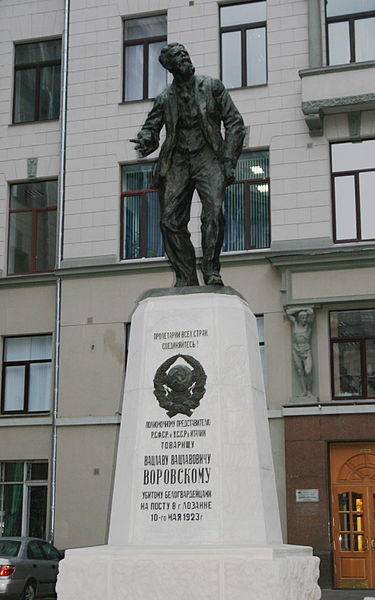 Файл:Moscow Kuznetsky Most Street Vorovskoy statues.jpg